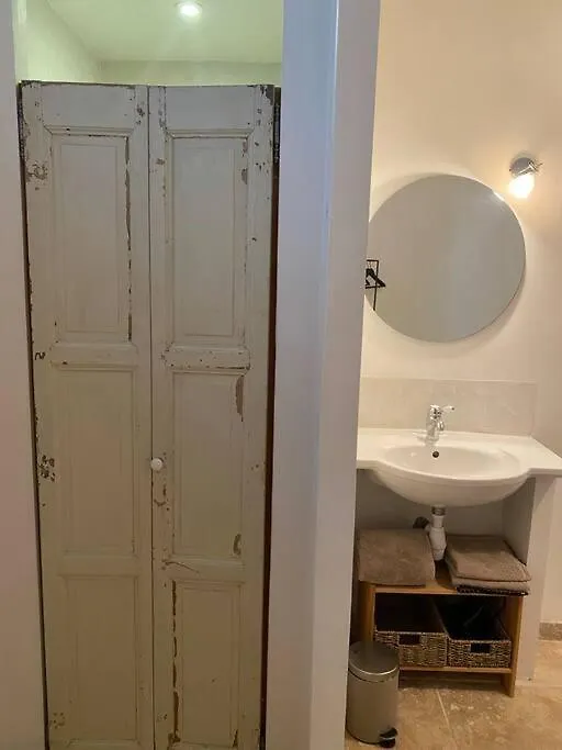 Charmant Pied A Terre Arlesien, Rez De Chaussee Apartment 0*, Arles France